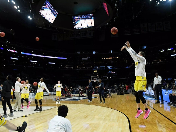 Duncan Robinson (22) and Michigan Team