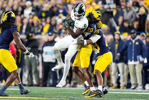 Jyaire Hill (20) and Quinten Johnson (28)
