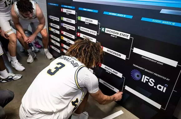 Tre Donaldson (3) and Michigan Team