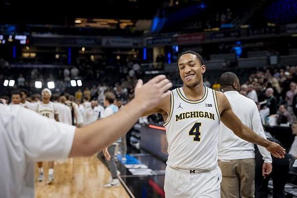 Nimari Burnett (4) and Michigan Team