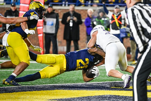 Max Bredeson (44) and Kalel Mullings (20)