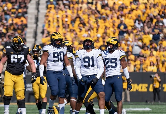 Mike Morris (90), Taylor Upshaw (91), and Junior Colson (25)