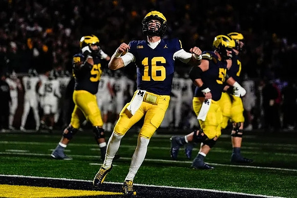 Giovanni El-Hadi (58) and Davis Warren (16)
