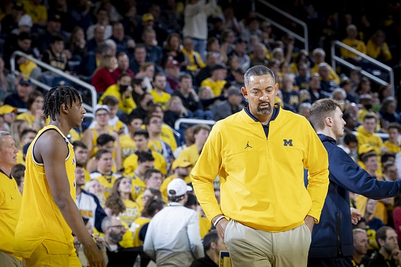 Tarris Reed Jr. (32) and Juwan Howard