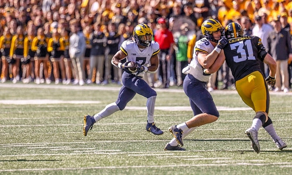 Donovan Edwards (7) and Luke Schoonmaker (86)