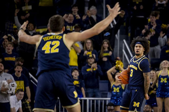 Will Tschetter (42) and Tre Donaldson (3)