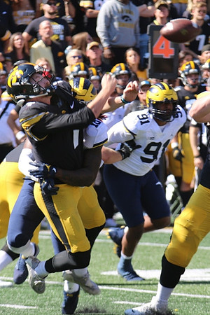 Eyabi Anoma Okie (18) and Taylor Upshaw (91)