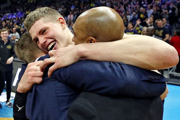 Moritz Wagner (13) and Saddi Washington