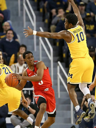 Zak Irvin (21) and Derrick Walton Jr. (10)