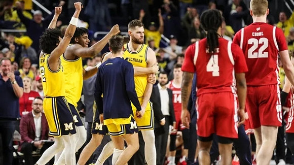 Kobe Bufkin (2), Tarris Reed Jr. (32), and Hunter Dickinson (1)