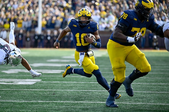 Alex Orji (10) and Myles Hinton (78)