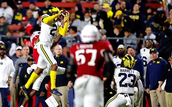 Will Johnson (2) and Michael Barrett (23)