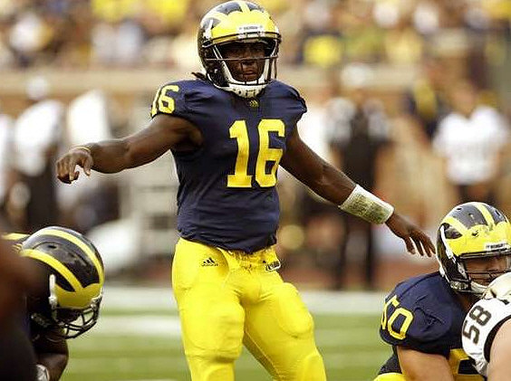 Denard Robinson (16) and David Molk (50)
