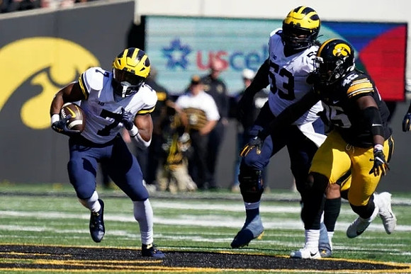 Donovan Edwards (7) and Trente Jones (53)