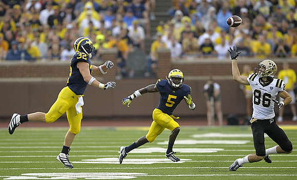 Jordan Kovacs (32) and Courtney Avery (5)