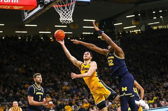 Hunter Dickinson (1) and Tarris Reed Jr. (32)