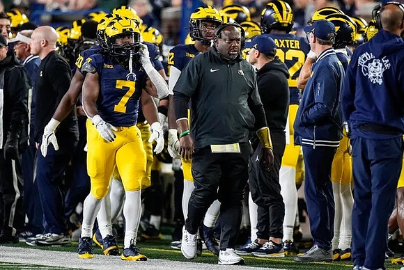 Donovan Edwards (7), Tony Alford, and Michigan Team