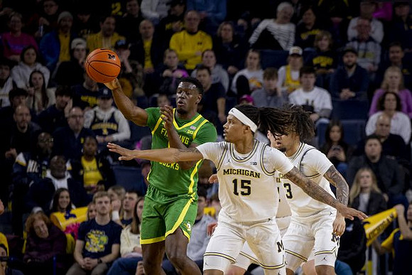 Rubin Jones (15) and Tre Donaldson (3)