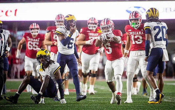 Brandyn Hillman (6) and Jyaire Hill (20)