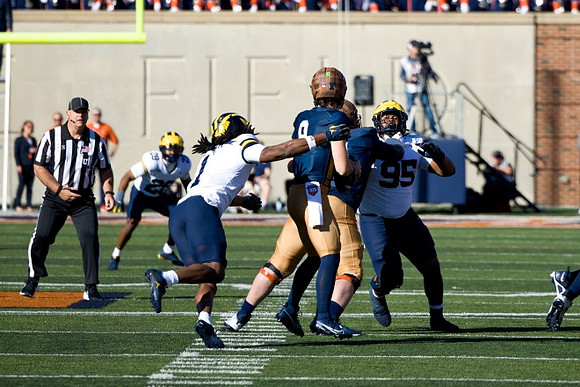 Jaishawn Barham (1) and Trey Pierce (95)