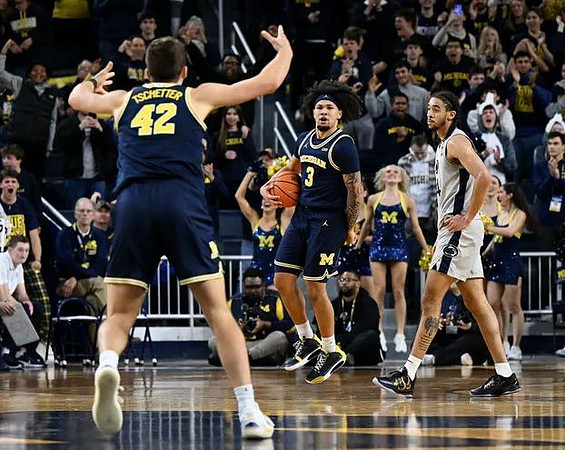 Will Tschetter (42) and Tre Donaldson (3)