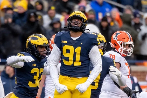 Jaylen Harrell (32) and Taylor Upshaw (91)